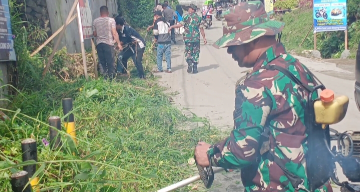 Cegah DBD dan Banjir, TNI, Warga dan Mahasiswa Gotong-royong Bersihkan Saluran Air