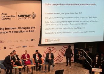 Sesi diskusi mengenai pendidikan transnasional diwilayah Asia oleh para pembicara