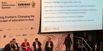 Sesi diskusi mengenai pendidikan transnasional diwilayah Asia oleh para pembicara