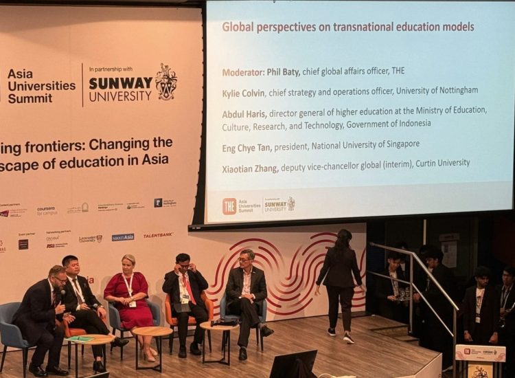 Sesi diskusi mengenai pendidikan transnasional diwilayah Asia oleh para pembicara
