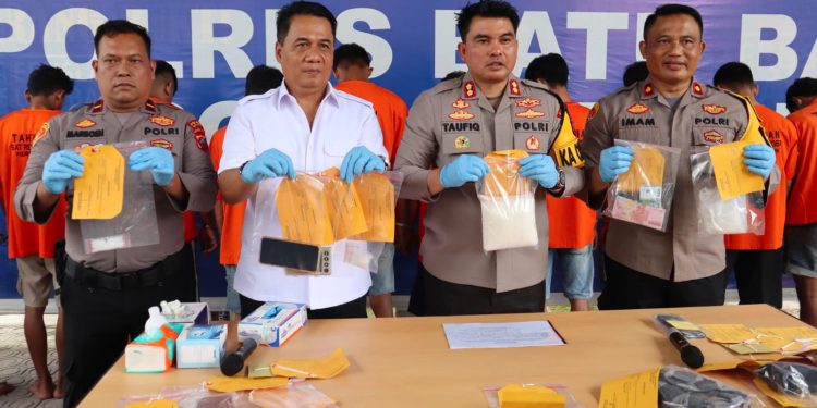 Kapolres Batubara AKBP Taufiq Hidayat Thayeb didampingi Kasat Narkoba Polres Batubara AKP Fery Kusnadi, Selasa (4/6/2024).