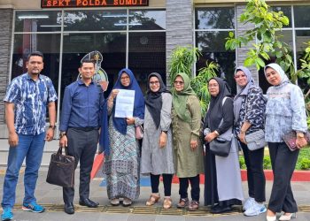 Pelapor Tetty M Siregar warga Jalan ST SP Mulia Gang Karya No. 24 didampingi Pengacara Law Office Adiguna Prawira dan Partners usai buat laporan di SPKT Polda Sumut