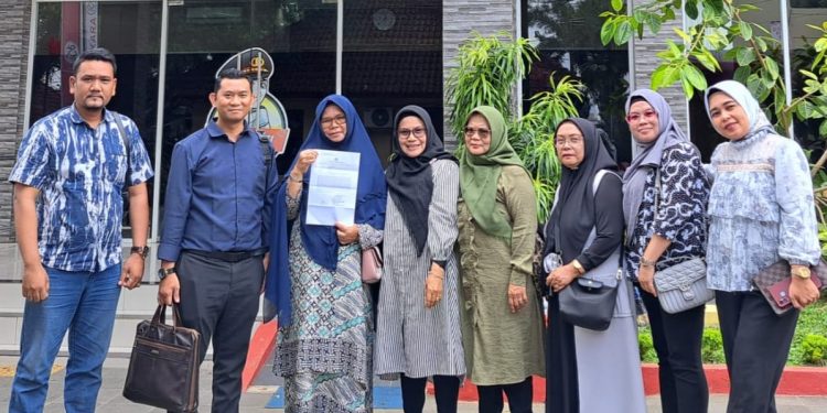 Pelapor Tetty M Siregar warga Jalan ST SP Mulia Gang Karya No. 24 didampingi Pengacara Law Office Adiguna Prawira dan Partners usai buat laporan di SPKT Polda Sumut