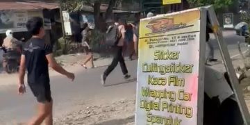 Tangkapan layar tawuran antar remaja dan pelajar di Jalan Pelajar, Medan Kota, Sabtu (27/7/2024).