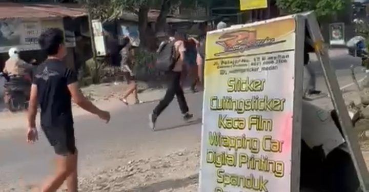 Tangkapan layar tawuran antar remaja dan pelajar di Jalan Pelajar, Medan Kota, Sabtu (27/7/2024).