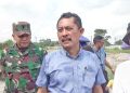 Kuasa Hukum Tergugat 1 dan 2, Mangara Manurung SH MH (kemeja biru) usai Sidang Lapangan untuk perkara sengketa tanah di Lahan 65, Jalan Haji Anif, Desa Sampali, Kecamatan Percut Sei Tuan, Kabupaten Deli Serdang , Jumat (15/11/2024).