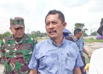 Kuasa Hukum Tergugat 1 dan 2, Mangara Manurung SH MH (kemeja biru) usai Sidang Lapangan untuk perkara sengketa tanah di Lahan 65, Jalan Haji Anif, Desa Sampali, Kecamatan Percut Sei Tuan, Kabupaten Deli Serdang , Jumat (15/11/2024).