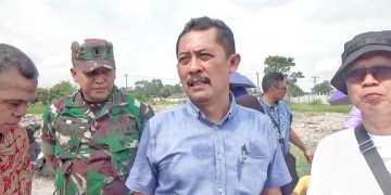 Kuasa Hukum Tergugat 1 dan 2, Mangara Manurung SH MH (kemeja biru) usai Sidang Lapangan untuk perkara sengketa tanah di Lahan 65, Jalan Haji Anif, Desa Sampali, Kecamatan Percut Sei Tuan, Kabupaten Deli Serdang , Jumat (15/11/2024).