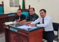 Edy Sutono SH MM (kanan) penasehat hukum tergugat II s/d VI, Andi Putra Sitorus SH MH (tengah) dan Muslim Harahap SH. MH (kiri), prinsipal dari Yayasan Pendidikan Harapan.