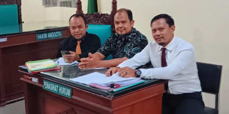 Edy Sutono SH MM (kanan) penasehat hukum tergugat II s/d VI, Andi Putra Sitorus SH MH (tengah) dan Muslim Harahap SH. MH (kiri), prinsipal dari Yayasan Pendidikan Harapan.