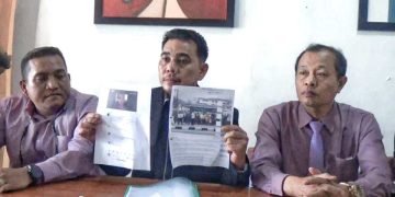 Wendy M Tanjung SH MH sebagai Ketua Tim Kuasa Hukum Ratu Thalisa alias Ratu Entok menunjukkan bukti screenshoot komentar netizen di akun medsos Ratu Thalisa.