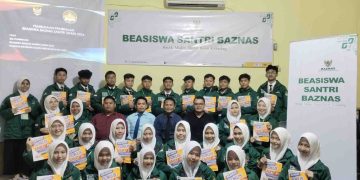 Direktur MTIA, Muhammad Rizky Ananda (tengah) berfoto bersama Santri dan Fatayat yang menerima beasiswa.