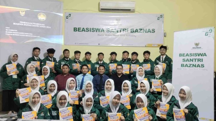 Direktur MTIA, Muhammad Rizky Ananda (tengah) berfoto bersama Santri dan Fatayat yang menerima beasiswa.