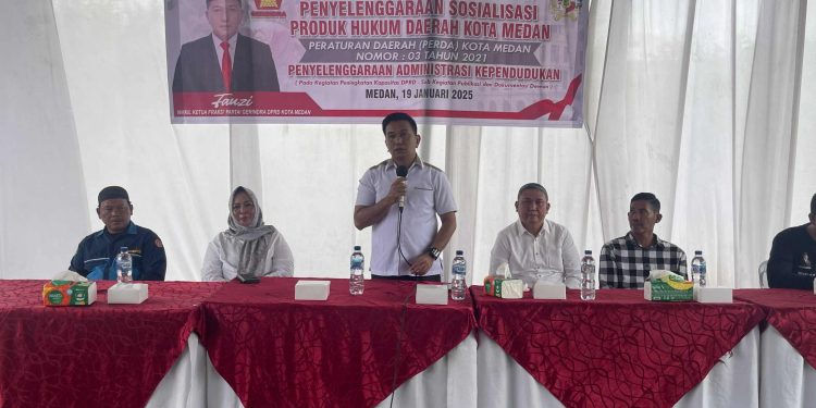 Wakil Ketua Fraksi Gerindra DPRD Kota Medan, Fauzi. saat menggelar Sosper Tentang Penyelenggaraan Administrasi Kependudukan di Jalan Jati 2, Kecamatan Medan Kota dan Jalan Dwikora, Kecamatan Medan Amplas, Minggu (19/1/25).