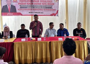 Wakil Ketua Fraksi Gerindra DPRD Kota Medan, Fauzi saat memberi Sosialisasi Peraturan Daerah (Sosper) Kota Medan Nomor 3 Tahun 2021 tentang Penyelenggaraan Adminduk di Jalan Teladan, Kecamatan Medan Kota dan Jalan Amaliun, Kecamatan Medan Area, Minggu (9/2/25).