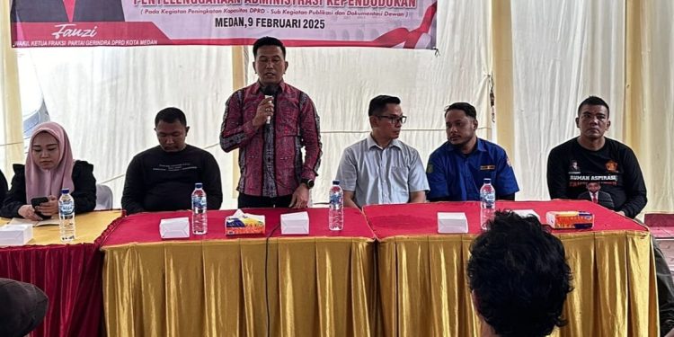 Wakil Ketua Fraksi Gerindra DPRD Kota Medan, Fauzi saat memberi Sosialisasi Peraturan Daerah (Sosper) Kota Medan Nomor 3 Tahun 2021 tentang Penyelenggaraan Adminduk di Jalan Teladan, Kecamatan Medan Kota dan Jalan Amaliun, Kecamatan Medan Area, Minggu (9/2/25).