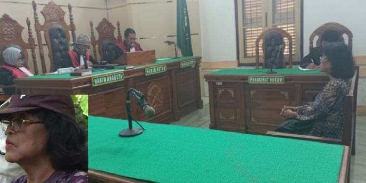 Frida Mona Simarmata saat mendengar putusan hakim di PN Medan, Selasa (15/4/2025).
