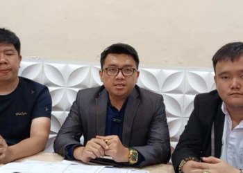 Bobby Christian Halim SH MH CPM (tengah), didampingi Darwis dan perwakilan warga Jalan Gandhi, Benny.