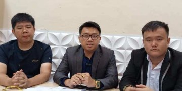 Bobby Christian Halim SH MH CPM (tengah), didampingi Darwis dan perwakilan warga Jalan Gandhi, Benny.