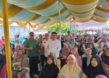 Wakil Ketua DPRD Medan Zulkarnaen SKM saat menggelar Sosialisasi Peraturan Daerah (Sosperda) Kota Medan Nomor 3 Tahun 2021 tentang Penyelenggaraan Administrasi Kependudukan di Jl Kapten M Jamil Lubis Lingkungan VI Kelurahan Bandar Selamat Kecamatan Medan Tembung, Sabtu pagi (10/5/2025).