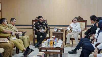 Gubernur Sumatera Utara (Sumut) Muhammad Bobby Afif Nasution menerima kunjungan Satu Kerja Khusus Pelaksana Kegiatan Usaha Hulu Minyak dan Gas Bumi (SKK Migas) Perwakilan Sumatera Bagian Utara (Sumbagut) di ruang kerja, Kantor Gubernur Sumut, Jalan Pangeran Diponegoro Nomor 30 Medan, Selasa (3/6).