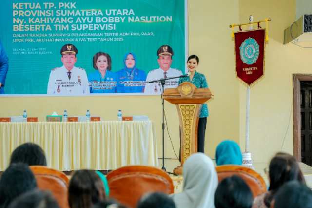 Ketua TP. PKK Provinsi Sumatera Utara Kahiyang Ayu Menghadiri Supervisi Pelaksanaan Tertib Adm PKK, PAAR, UP2K PKK, Aku Hatinya PKK dan IVA Test Tahun 2025 yang diselenggarakan di Gedung Balai Budaya Kabupaten Dairi, Selasa (3/6/2025).