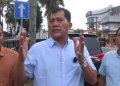 Kuasa hukum 4 pekerja fidusia, Dr Longser Sihombing SH MH didampingi kuasa hukum lainnya Beresman Siallagan SH MH dan Dedi Feri Sianturi, di depan Kantor Polsek Medan Kota, yang menjadi TKP peristiwa tersebut, Jumat (6/6/2025).