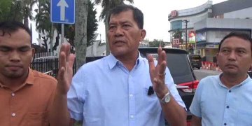 Kuasa hukum 4 pekerja fidusia, Dr Longser Sihombing SH MH didampingi kuasa hukum lainnya Beresman Siallagan SH MH dan Dedi Feri Sianturi, di depan Kantor Polsek Medan Kota, yang menjadi TKP peristiwa tersebut, Jumat (6/6/2025).
