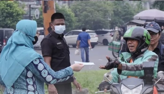 Tingkatkan Kewaspadaan Dampak Kabut Asap, RSU Haji Bagikan Masker Kepada Masyarakat